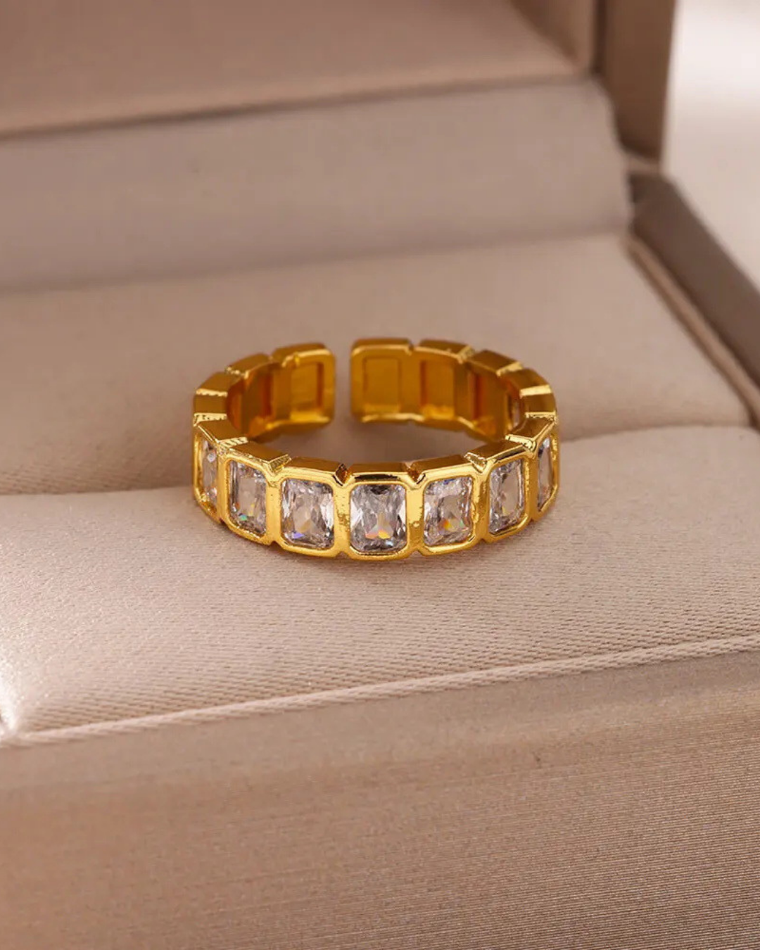 Multicolor crystal band ring